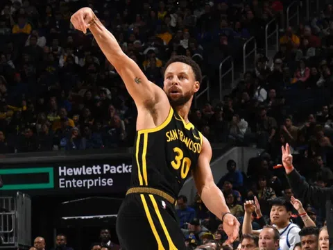 Siêu sao bóng rổ Stephen Curry thiết lập cột mốc ghi điểm vĩ đại