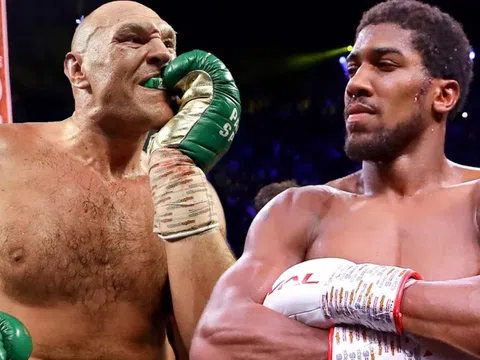 Tyson Fury khiến nhà vô địch hạng nặng quyền anh 'đợi dài cổ' vì lí do này