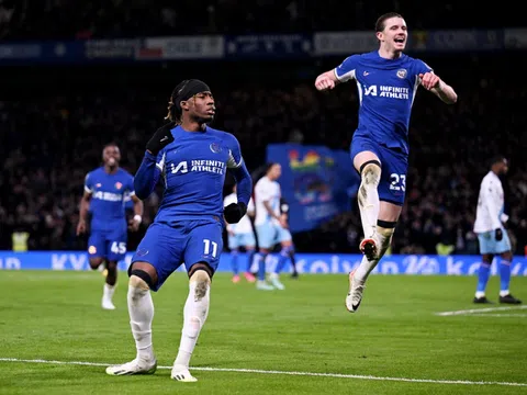 Hàng công lên tiếng, Chelsea tặng quà người hâm mộ trên sân nhà