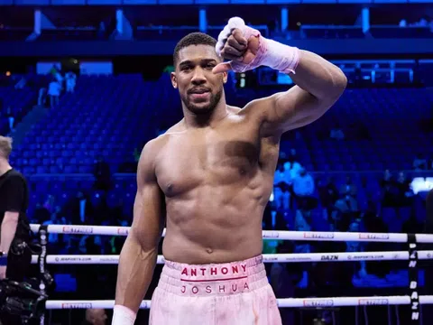 Anthony Joshua khiến sự nghiệp của Deontary Wilder ‘ngàn cân treo sợi tóc’