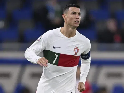 Đồng đội tiết lộ đặc ân có 1-0-2 của Ronaldo với 'Gã khổng lồ' nước Mỹ