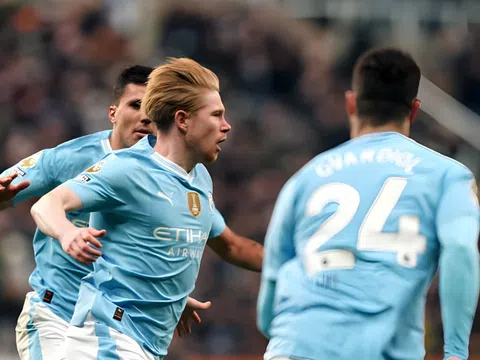 Bruyne tái xuất khó tin, Man City lội ngược dòng phút bù giờ trước Newcastle