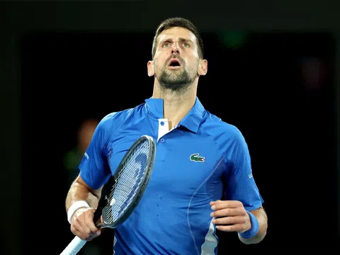 Kết quả tennis 17/1: Djokovic gặp khó trước chủ nhà, địa chấn thần đồng 16 tuổi