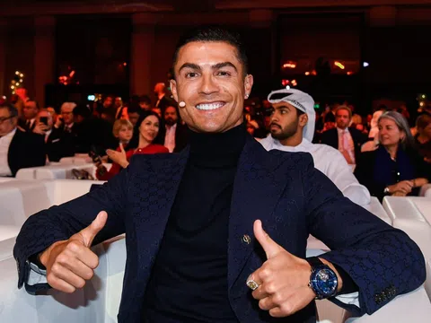 Ronaldo bị đáp trả ngay sau khi nhận giải ở Dubai