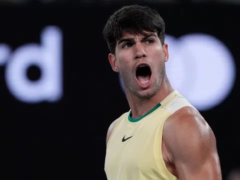 Alcaraz thẳng tiến tứ kết, các bóng hồng gây bất ngờ tại Australian Open 2024