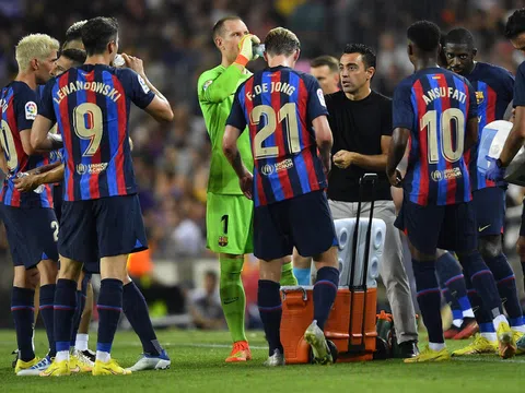 Phòng thay đồ Barca dậy sóng giữa Xavi và học trò quan trọng bậc nhất