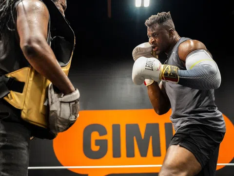 Francis Ngannou khoe vóc dáng ấn tượng trước thềm đấu Anthony Joshua