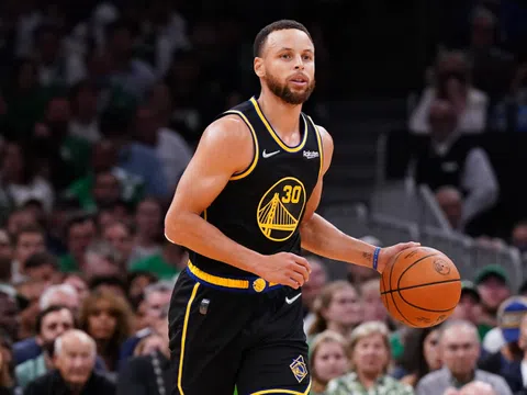 Stephen Curry trổ tài 'thiện xạ', Golden State Warriors thắng nghẹt thở Phoenix Suns