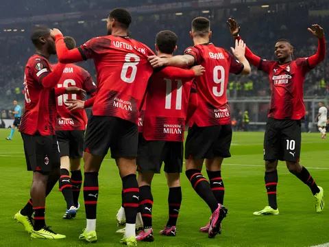 Hàng công thăng hoa, AC Milan đè bẹp Rennes để đặt 1 chân vào vòng trong