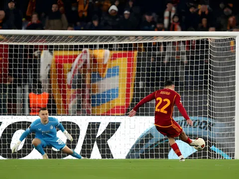 Penalty cân não, Roma chiến thắng nhọc nhằn trước Feyenoord để có vé đi tiếp tại C2