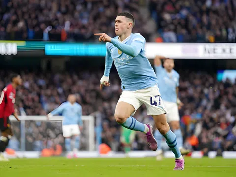 Phil Foden ghi siêu phẩm từ tình huống gây tranh cãi