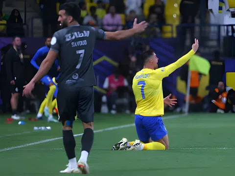 Ronaldo bất lực, Al Nassr tự tay dâng cúp cho Al Hilal