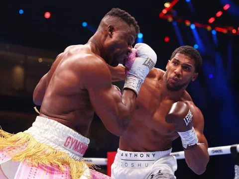 Anthony Joshua hạ đo ván Francis Ngannou chỉ trong 'một nốt nhạc'