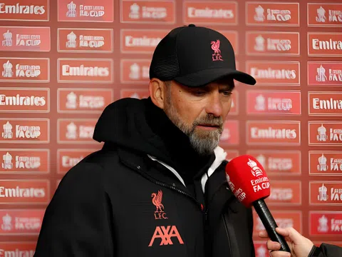 Jurgen Klopp: 'Lần đầu tiên tôi phải bảo một cầu thủ ngừng phòng thủ lại'