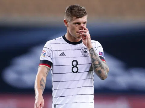 Toni Kroos bị cầu thủ kém 13 tuổi xoay như 'chong chóng'