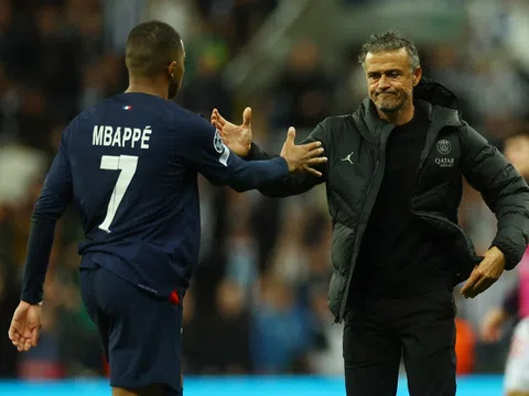 Luis Enrique trả lời đầy ẩn ý trước khả năng để Mbappe ngồi dự bị