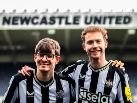 Newcastle thể hiện cử chỉ đẹp với 'người khiếm thính'