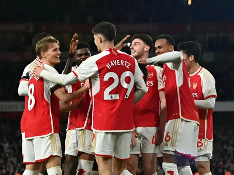 Arsenal đả bại Chelsea 5 bàn không gỡ, tái chiếm ngôi đầu NHA