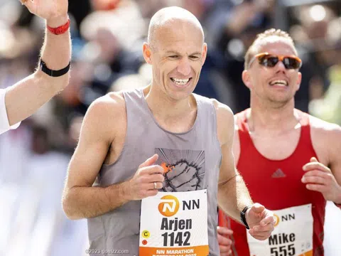 'Cơn lốc đường biên' Arjen Robben miệt mài trên đường đua marathon