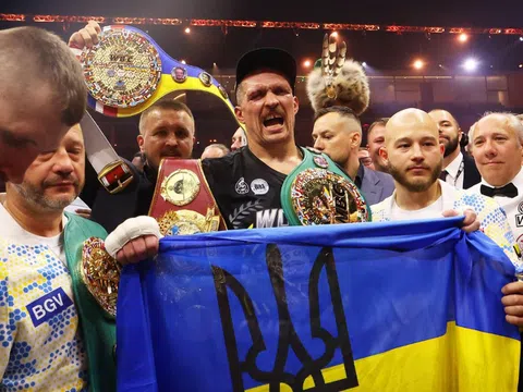 Oleksandr Usyk thắng thuyết phục Tyson Fury, trở thành nhà vô địch tuyệt đối