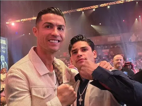 Ronaldo, Neymar cùng loạt 'sao số' đổ bộ tại trận siêu kinh điển Tyson Fury - Oleksandr Usyk