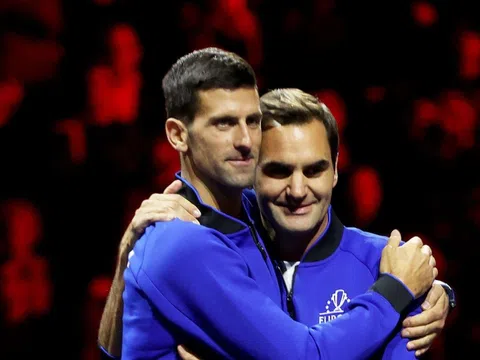 Novak Djokovic xô đổ hai kỉ lục của Roger Federer chỉ sau một trận