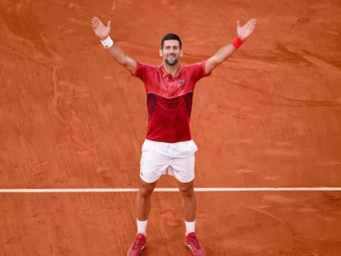 Chấp một chân, Novak Djokovic vẫn lọt tứ kết Roland Garros bằng thắng lợi kịch tính