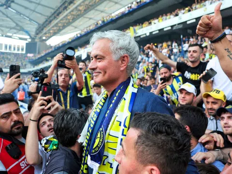 Chủ tịch Fenerbahce tiết lộ lương khủng Mourinho