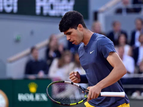 Thắng nghẹt thở Jannik Sinner, Carlos Alcaraz lần đầu lọt chung kết Roland Garros