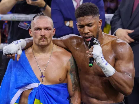 Oleksandr Usyk bất ngờ so sánh Tyson Fury và Anthony Joshua