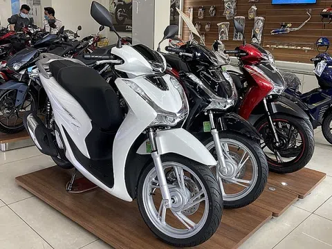 Tin xe trưa 22/11: Giá xe Honda SH tháng 11/2023 giảm sâu chưa từng có, thu hút khách Việt