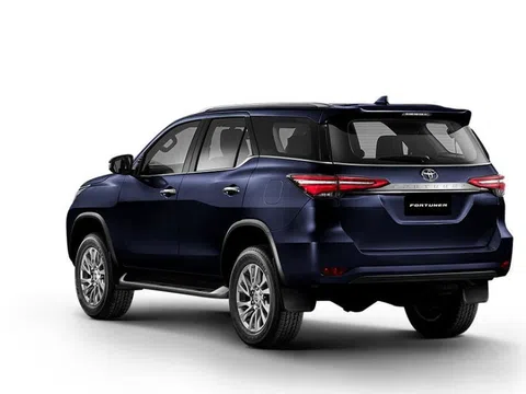 Tin xe 25/12: Toyota Fortuner phiên bản giá rẻ sắp ra mắt, Ford Everest và Hyundai Santa Fe lâm nguy