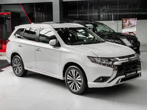 Giá lăn bánh Mitsubishi Outlander cuối tháng 1/2024: Ưu đãi tưng bừng, dồn Mazda CX-5 vào chân tường