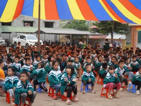 Chương trình thiện nguyện "Cùng em đến trường" tại 2 điểm trường tỉnh Hoà Bình