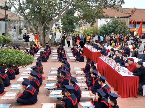 Tìm hiểu nét đẹp viết chữ đầu xuân của người Việt từ Lễ khai bút Đồ Sơn 2024