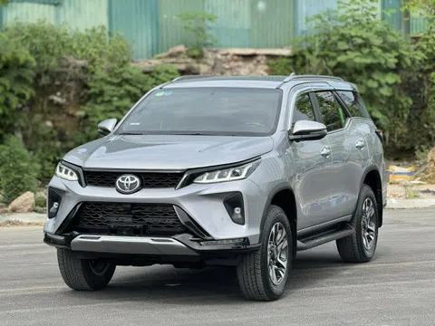 SUV 7 chỗ Toyota Fortuner Legender chạy 2 vạn km rao bán bao nhiêu trên thị trường xe cũ?