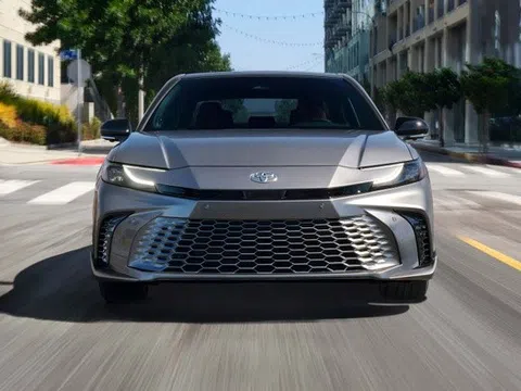 Toyota Camry 2025 bán kèm lạc tới 5.000 USD