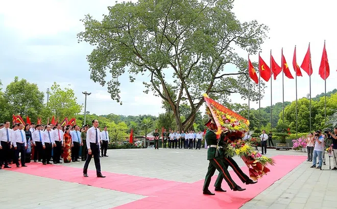 Phú Thọ tổ chức dâng hoa Kỷ niệm 70 năm Bác Hồ về thăm Đền Hùng