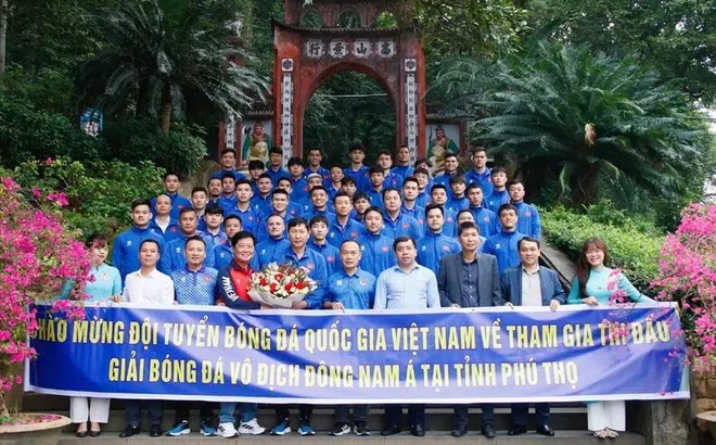 Thầy trò Huấn luyện viên Kim Sang Sik dâng hương tưởng niệm các Vua Hùng