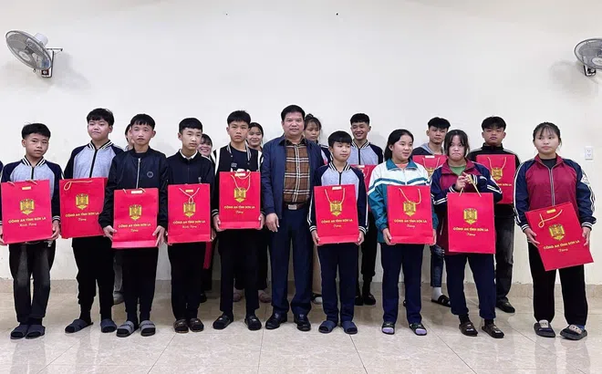 Giám đốc Công an tỉnh Sơn La thăm, tặng quà cho các cháu có hoàn cảnh đặc biệt khó khăn