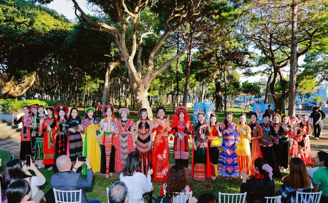 Thí sinh Hoa hậu Thương hiệu Việt Nam 2024 trình diễn trang phục dân tộc tại Quảng trường Đại Đoàn Kết