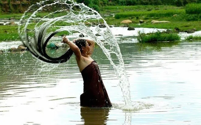 Tìm hiểu bài thơ “Em tắm” dưới góc nhìn văn hóa