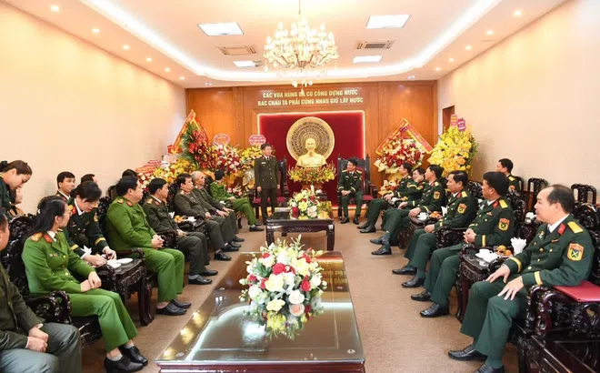 Lãnh đạo Công an tỉnh Phú Thọ chúc mừng Bộ Chỉ huy Quân sự tỉnh nhân 80 năm thành lập Quân đội nhân dân Việt Nam