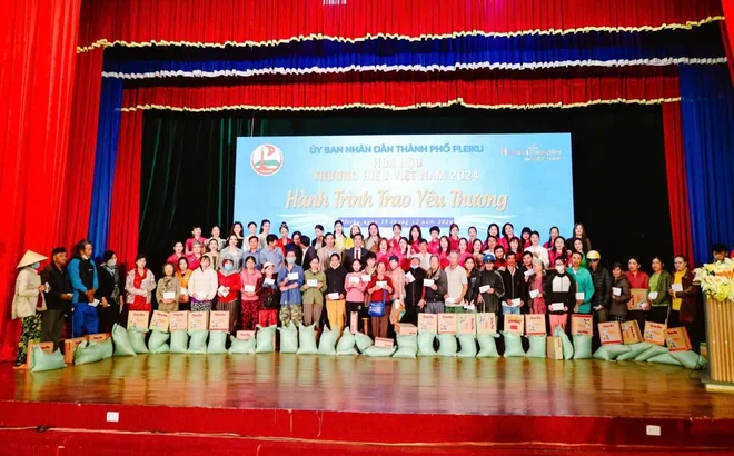 Thí sinh Hoa hậu Thương hiệu Việt Nam 2024 xuống đường nhặt rác và kêu gọi bảo vệ môi trường tại Pleiku