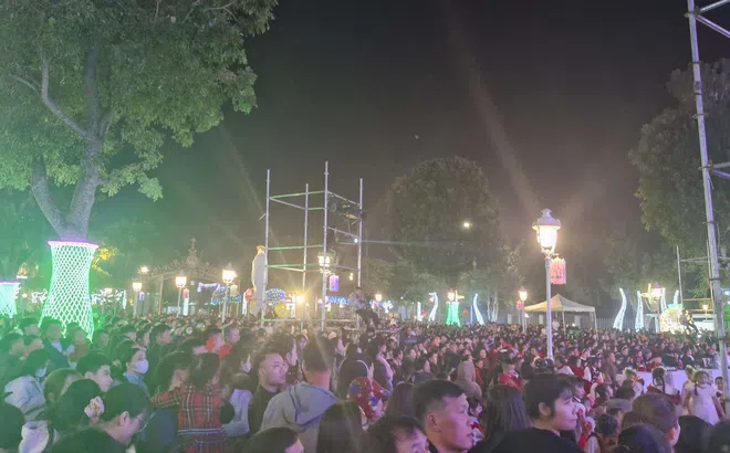 Nghệ An: Nhiều nhà thờ chật kín người dân trong đêm Lễ Noel