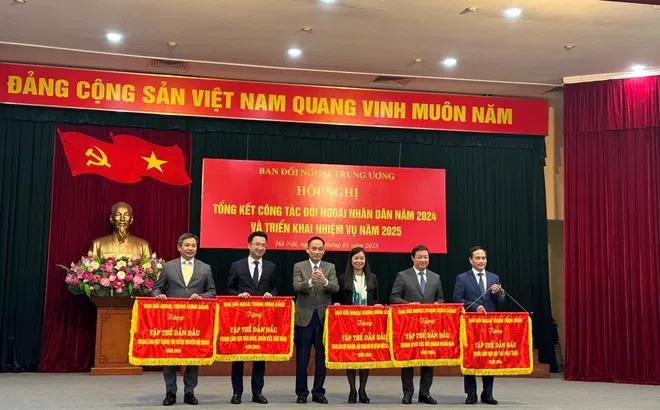 Vusta nhận Cờ thi đua năm 2024 của Ban Đối ngoại Trung ương
