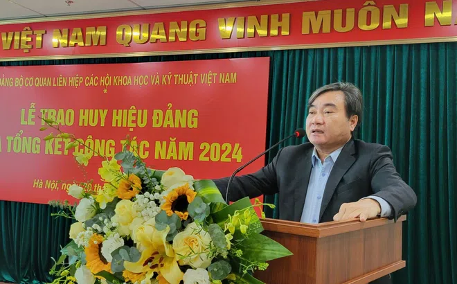 Đảng ủy cơ quan LHHVN trao huy hiệu Đảng, tổng kết công tác năm 2024