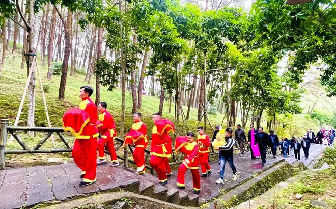 Lễ dâng bánh chưng tại Khu mộ bà Hoàng Thị Loan