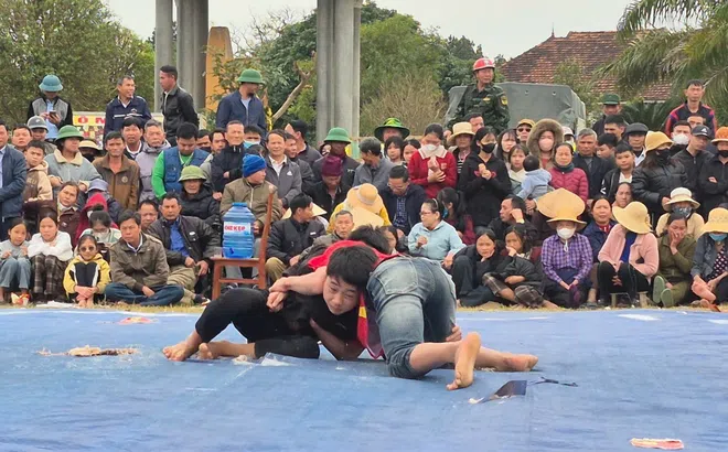 Về Nghĩa Thái xem trai làng đấu vật