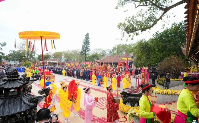 Linh thiêng Lễ hội Đền Mẫu Âu Cơ